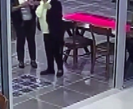 Süper Lig'in eski hakemi Heimlich manevrasıyla kadını kurtardı