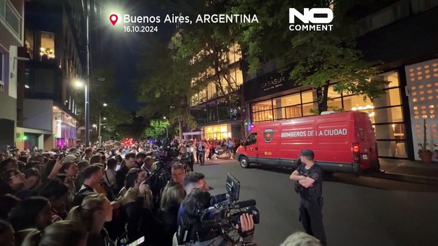 I fan rendono omaggio a Liam Payne sotto l'hotel dove è avvenuto il decesso a Buenos Aires