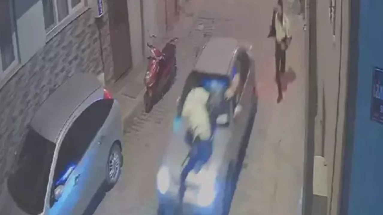 Kendisini durdurmaya çalışan polisi, aracının kaputunda götürdü