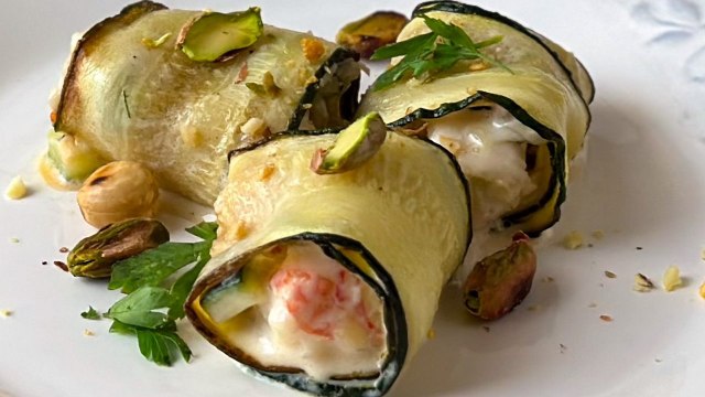 Rollitos de calabacín rellenos de gambas - Cocina Fácil