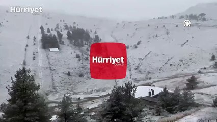 Kış turizm merkezlerinden Kartalkaya'da kar etkili oldu