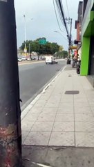 Funcionários da Light reagem a assalto e arrastam moto de bandidos em Mesquita