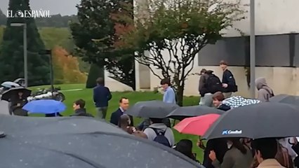 VÍDEO | Un grupo de estudiantes de la Universidad de Navarra grita "maricón" y "que te vote Txapote" al ministro Marlaska