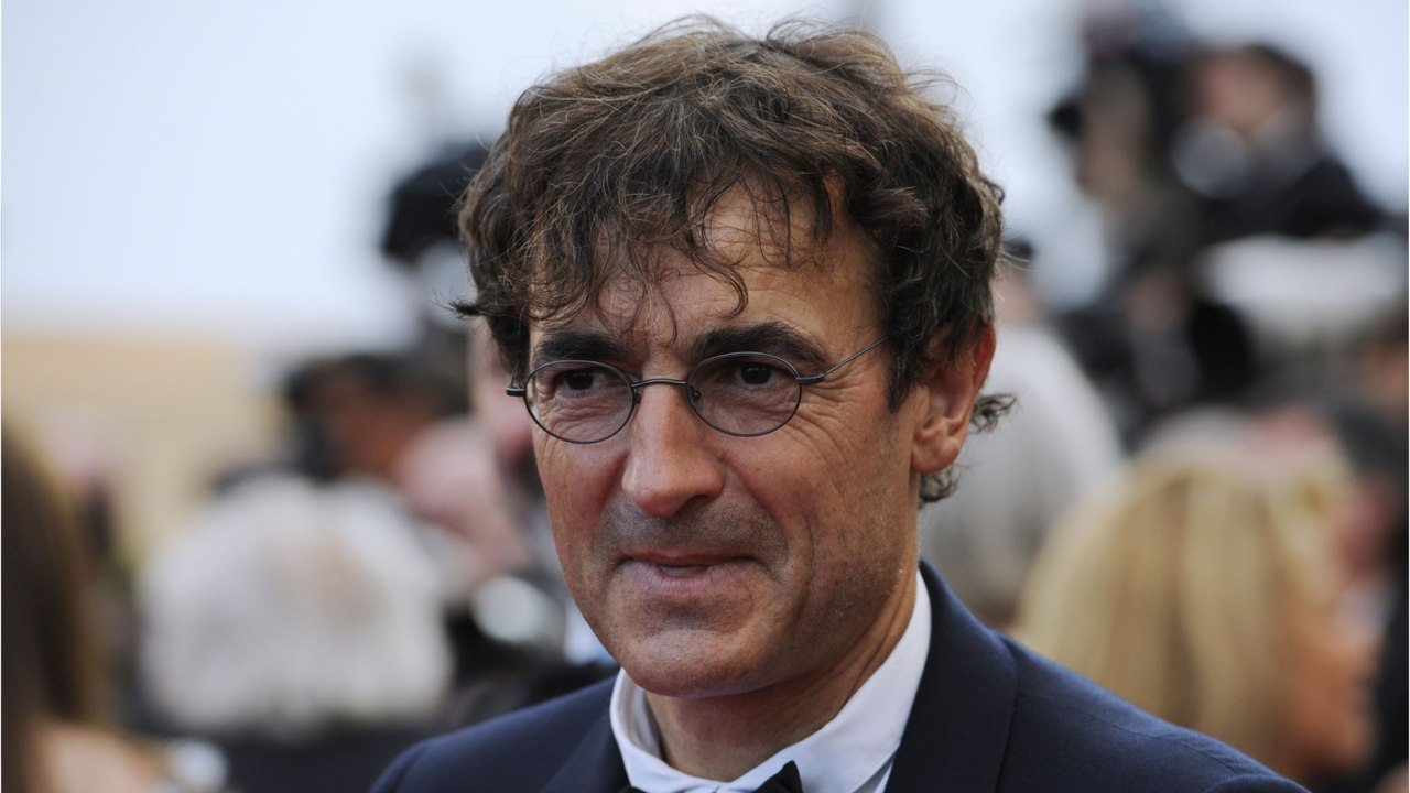 GALA VIDÉO - Albert Dupontel, réalisateur remonté contre les politiques : “Des gens incapables !”