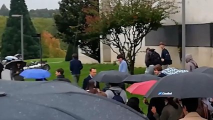 VÍDEO | Un grupo de estudiantes de la Universidad de Navarra grita "maricón" y "que te vote Txapote" al ministro Marlaska