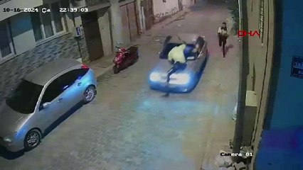 Kendisini durdurmaya çalışan polisi, kaputunda götürdü