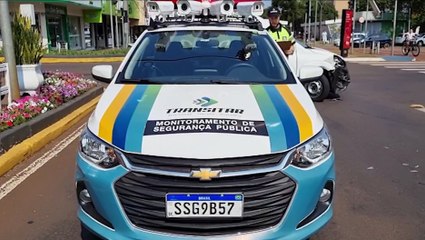 Avenida Brasil é interditada após colisão entre carros no Centro