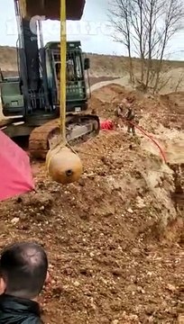 La bomba e la buca profonda 7 metri dove viene fatta esplodere