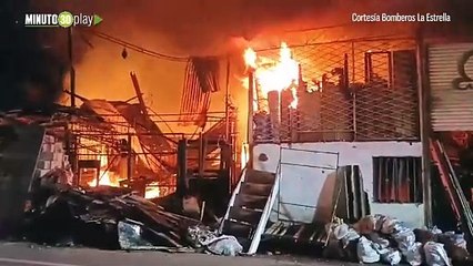 Скачать видео: Fuerte incendio acabó con un negocio en la variante a Caldas, hubo millonarias pérdidas