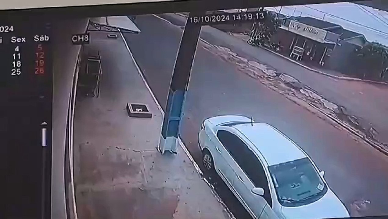 Câmeras de segurança mostram ladrão armado assaltando mercado em Tapejara