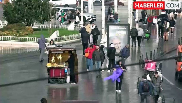 Taksim'de Aniden Bastıran Yağmur Zor Anlar Yaşattı
