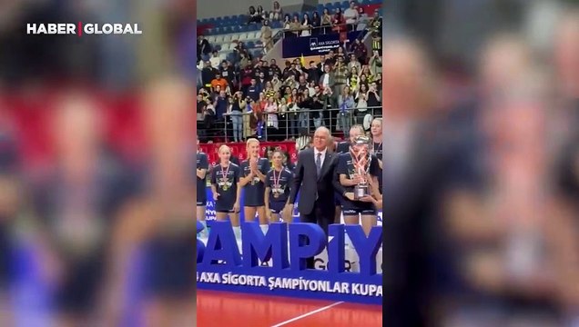 Fenerbahçe Medicana'da gelenek sürüyor: Kaptan Eda Erdem kupayı kaldırma görevini yine devretti