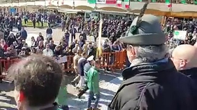 Il corteo delle Penne nere a Isola del Gran Sasso