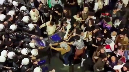 İstanbul- Beyoğlu'nda izinsiz yürüyüş arbedesi: 14 polis yaralandı,18 gözaltı