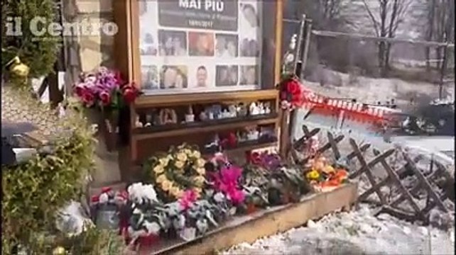 Il ricordo, il dolore e la commozione a Rigopiano: oggi come sei anni fa. E la fiaccolata ? sotto la neve