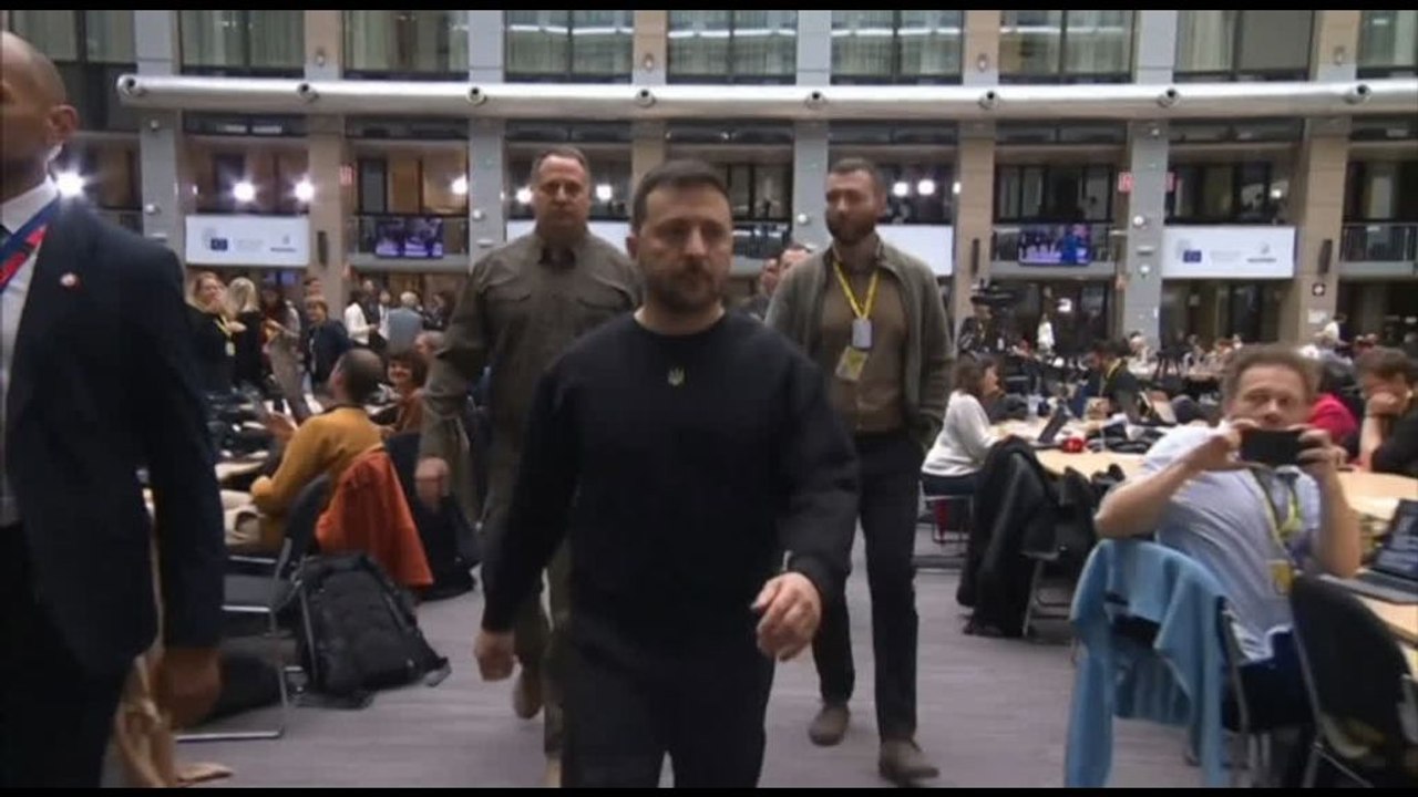 Zelensky ai leader Ue: abbiamo scelto la Nato, non le armi nucleari