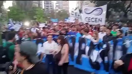 La Marcha de las velas en reclamo por el presupuesto universitario llegó al Palacio Pizzurno