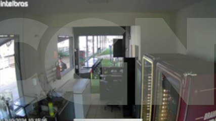 Rapaz é flagrado furtando celular em lanchonete no Centro