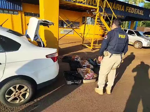 PRF apreende veículo com 1.600 maços de cigarros contrabandeados em Cascavel