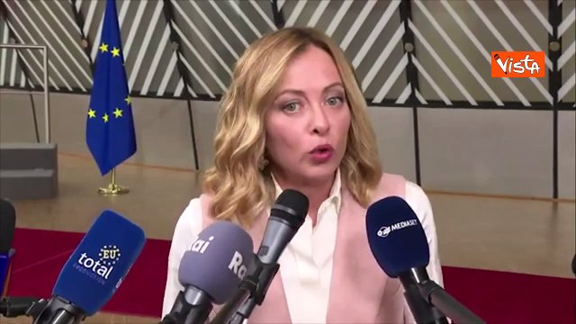 Meloni al termine del punto stampa a Bruxelles: Me ne devo andare, stanno per fare la foto