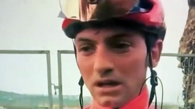 Tirreno-Adriatico, Ciccone s'arrabbia durante l'intervista: un'auto colpisce la bici che a sua volta gli finisce addosso alle gambe