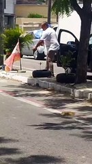 Ex-candidato a vereador é filmado retirando bandeira de Evandro Leitão e colocando de André Fernandes no lugar