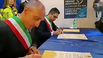 Gemellaggio, il momento della firma tra gli applausi