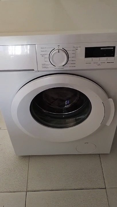 Una lavadora de MediaMarkt “secuestra” durante tres semanas la ropa de una clienta