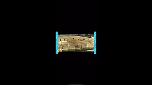 Quando il pallone finisce in tribuna e fa danni: la tragicommedia ad Ari / VIDEO VIRALE