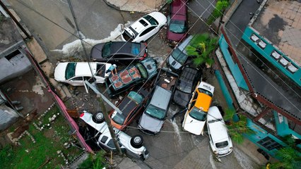 Nuevo León: Corriente arrastra más de 10 autos en la colonia Nuevo México en Guadalupe