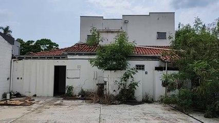 DEPOIS DE REFORMADA, EU USARIA COMO UMA BELA CASA ESSE ESCRITÓRIO ABANDONADO DE TRANSPORTADORA