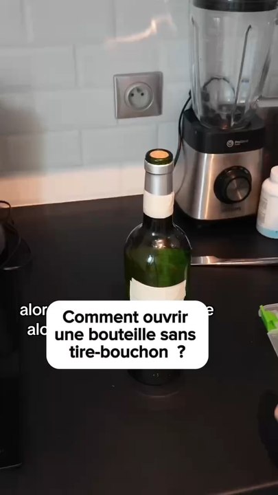Comment ouvrir une bouteille sans tire-bouchon ?