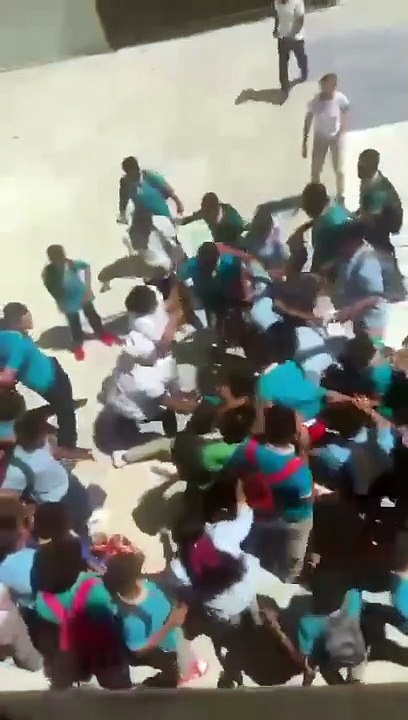 Estudiantes de un politécnico en Neyba agreden a golpes a agente de la Policía Escolar