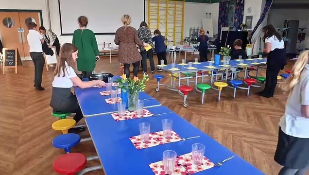 Coleham Prm Sch pupils cook food for guests with Shrewsbury Food Hub.