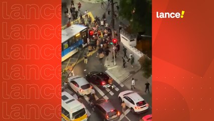 Download Video: Torcedores de Flamengo e Fluminense são flagrados brigando no arredores do Maracanã