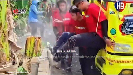Rombongan Sound Horeg Kembali Berulah, Kini Hancurkan Tembok Pembatas Jalan Agar Bisa Lewat!