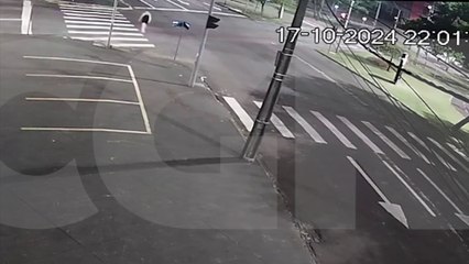 Câmera mostra momento em que motociclista é arremessado em acidente na Tancredo