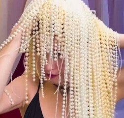 She's a queen of clams! Pearl wig you can easily repeat for your Halloween look!