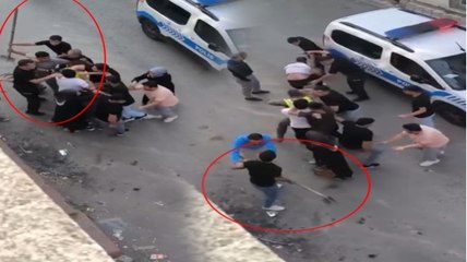 Husumetliler birbirine girdi: Kürekli kavga kamerada