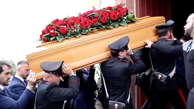 Grande dolore a Montresta. Picchetto d?onore dei carabinieri per dire addio a Pietro Mastino