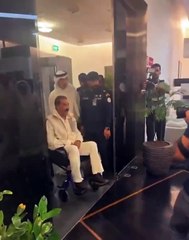 على كرسي متحرك: عبد الله الرويشد يصل إلى الكويت