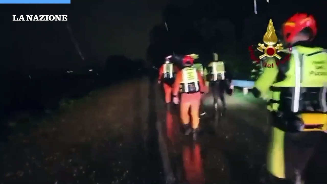 Alluvione a Venturina e Suvereto, strade come fiumi e case allagate: un uomo si salva aggrappandosi a un palo