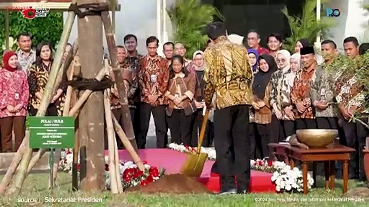 Jokowi dan Ibu Iriana Tanam Pohon di Istana Kepresidenan
