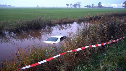 Auto te water na uitwijkmanoeuvre op de Stadsweg