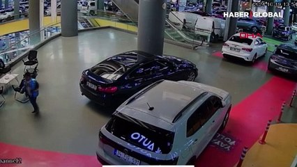 Çarşaf giyip otomatik silahla oto galeriyi taradı