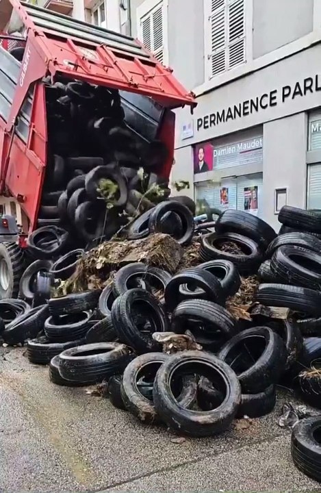 Regardez l’action d’agriculteurs de la Coordination rurale 87 qui ont déposé ce matin des pneus devant la permanence des députés insoumis Damien Maudet et Manon Meunier - VIDEO