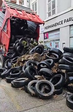 Regardez l’action d’agriculteurs de la Coordination rurale 87 qui ont déposé ce matin des pneus devant la permanence des députés insoumis Damien Maudet et Manon Meunier - VIDEO