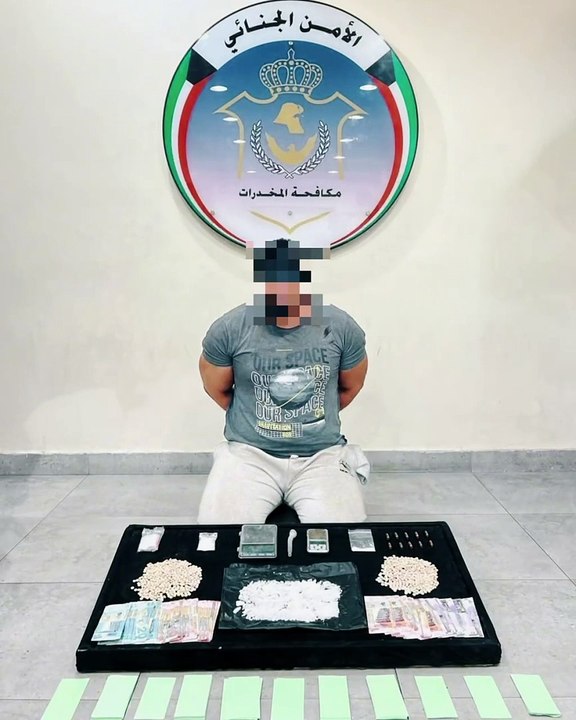 إحباط ضخ نحو (42) كيلو مخدرات وحبوب مهدئة إلى ا...