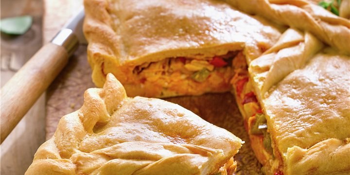 Empanada gallega de atún, pimientos y tomate, receta tradicional - Cocina Fácil