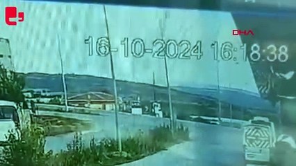 TIR, hafif ticari araca çarptı. Kaza anları kameraya yansıdı